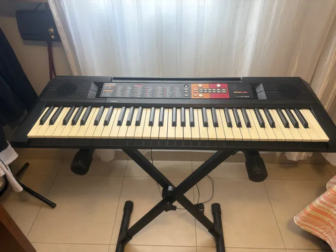 Teclado Yamaha PSR - F51 pra vender rápido