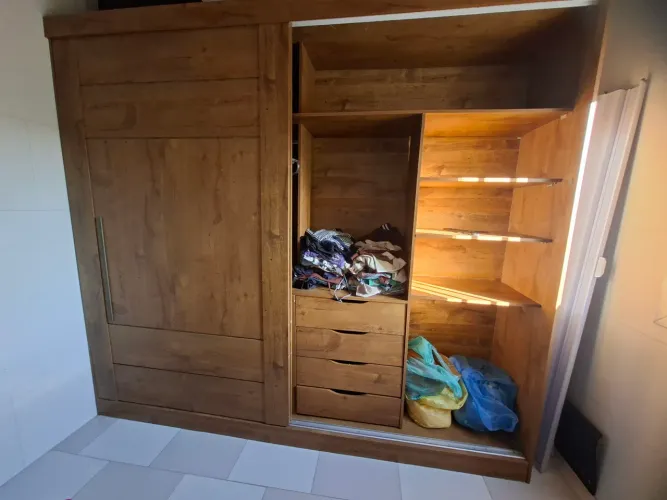 Guarda Roupa com pequenas avarias