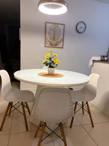 Mesa de jantar redonda com tampo de vidro e 4 cadeiras Eiffel - Branca