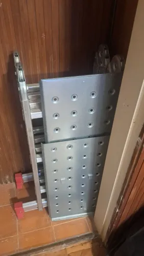 Escada articulada alumínio aeronáutico.  Inclui plataformas para usar como andaime. 