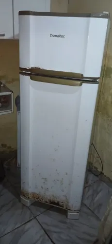 Geladeira em bom estado.