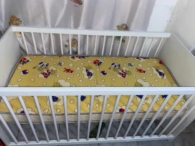 Vende-se berço - tempo de uso, um mês. Acompanha colchão e mosquiteiro