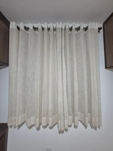 Vende-se 2 cortinas cor bege, com black-out 100% e bastões. Medidas 1,60 X 1,60. No PIX.
