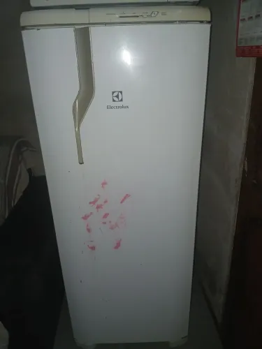 Vende-se uma Geladeira
