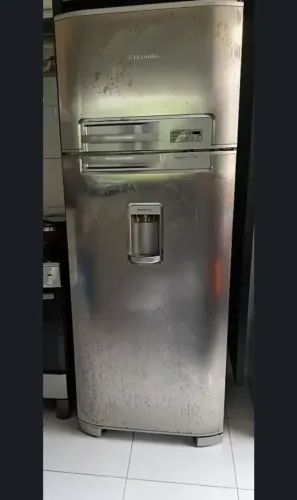 Geladeira com motor queimado.