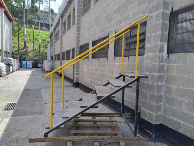 Escada de ferro 6 Degraus 