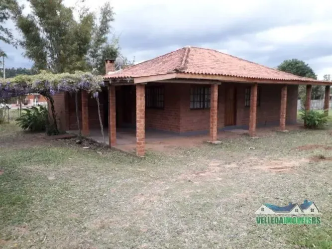 Velleda oferece espetacular sítio completo! Em condomínio fechado na região de Águas Clara