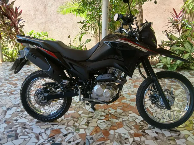 Vendo moto bros Honda quitada,Apenas 6 meses de uso,modelo 2025.