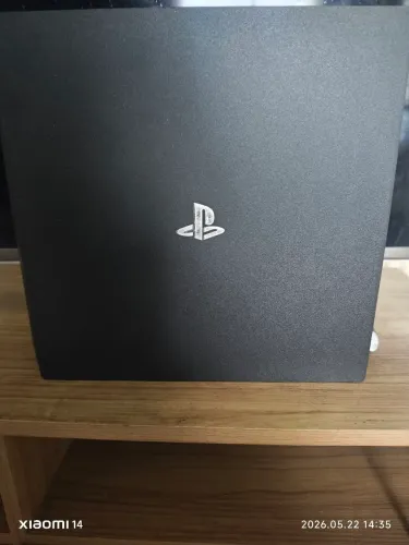 Playstation 4 Pro com 2 controles + 8 jogos