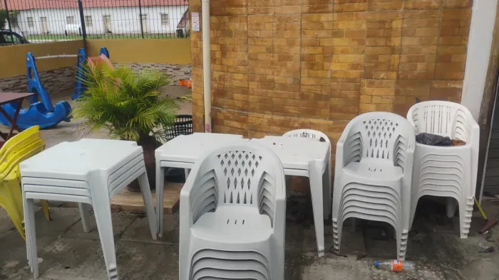 Vendo conjunto de mesas com cadeiras para bares e festas