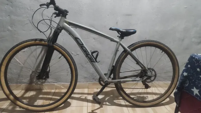 BICICLETA OGGI HACKER ARO 29 COM FREIO HIDRÁULICO É RAIO INOX