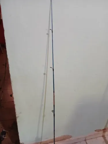 3 varas de pesca e acessórios 