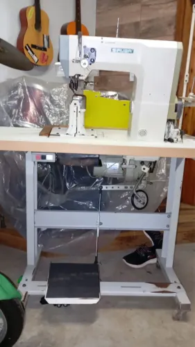 Máquina de costura tripla