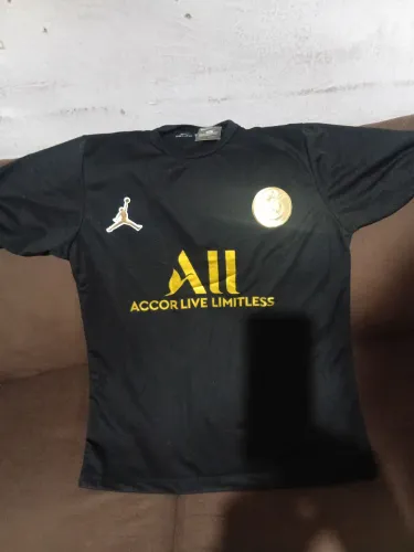 Linda camisa do PSG com escudo e patrocinador dourados Mticionado