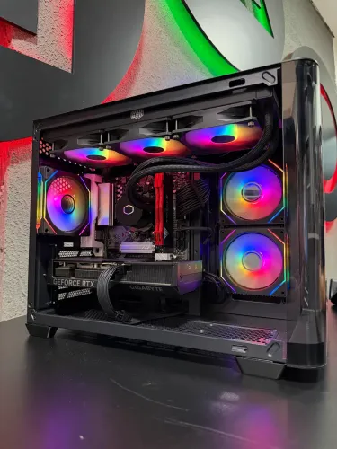 CPU Ryzen 7 7800X3D/32GB DDR5/ RTX 4070 8GB