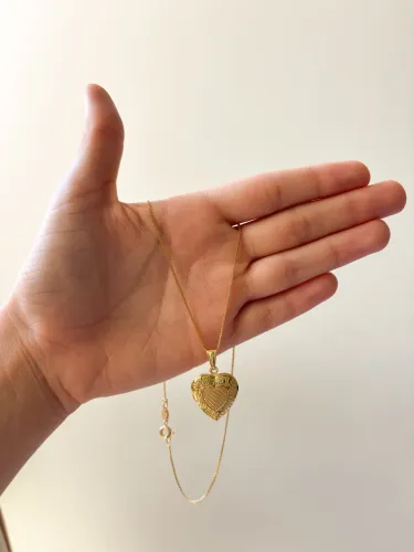 Colar relicário folheado a ouro