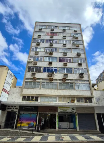 Sala à venda com elevador no Centro.