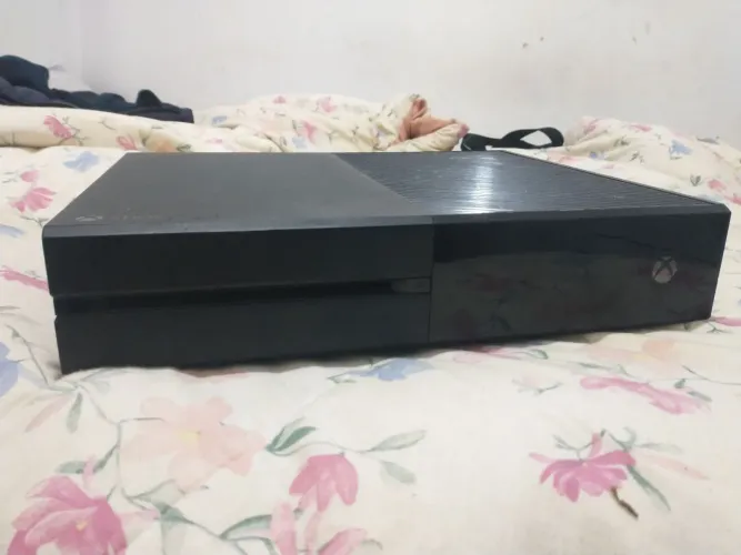 Xbox one 500GB ( Modelo Original) - Apenas console + cabos ( sem controles)