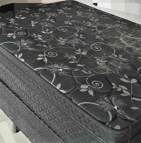Cama box casal tamanho normal com colchão em mola em sacada 