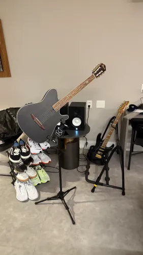 Suporte ASK EGV para tocar violão ou guitarra em pé, na cor preta