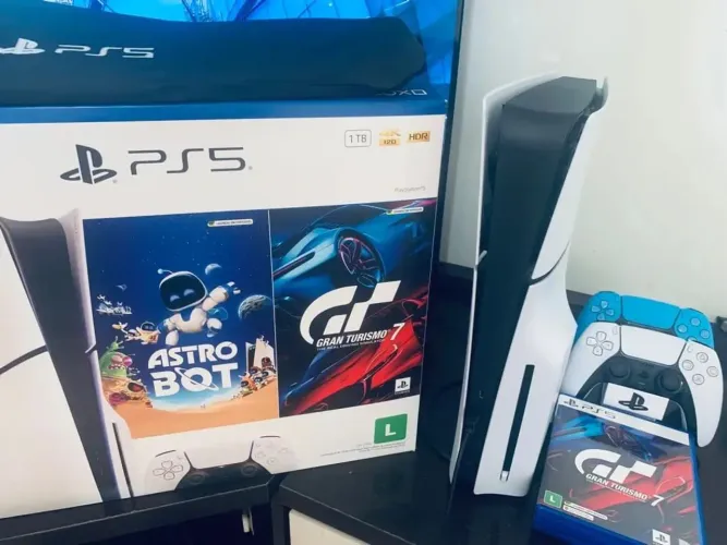 Vendo Ps5 com disco leitor, com dois controles.