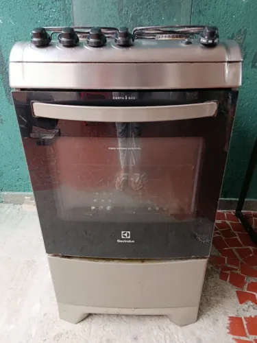 Fogão Eletrolux 4 bocas com sensor de segurança corta gás e vidro do forno removível.