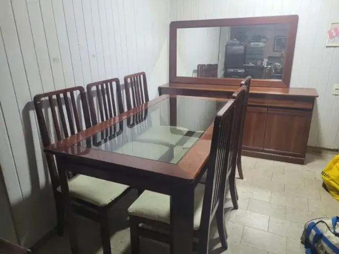 Conjunto sala de jantar completo em mogno (mesa + 6 cadeiras, bufett e espelho)