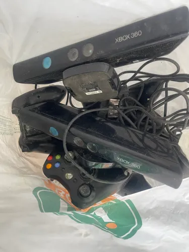 Dois kitnet e controles Xbox 360