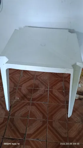 Vendo uma mesa de plástico.