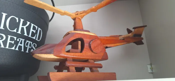 Helicóptero de madeira
