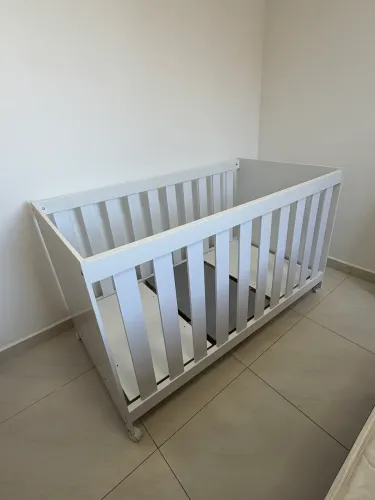 Berço com rodízio e 3 posições de altura.