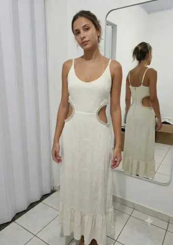 Vestido Off-White Elegante com Detalhes em Pérola
