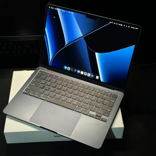MacBook Air M4 na Garantia - Midnight - 16GB RAM / 256GB SSD - Estado de Novo