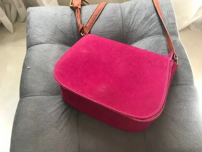 ? Bolsa Tiracolo Rosa em Veludo - Pouco Uso