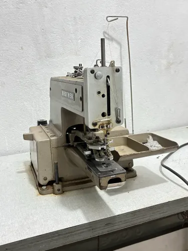 Máquina Botoneira Brother 