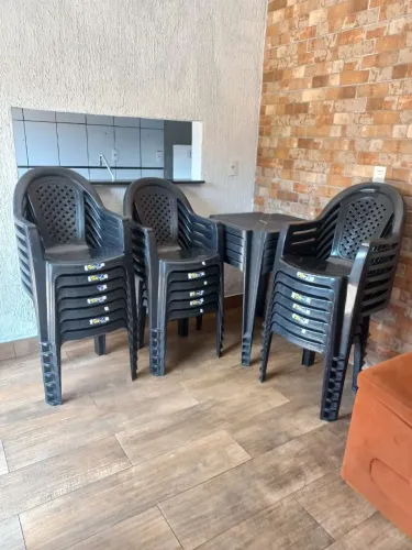 Vendo jogos de mesa e cadeiras plástica 300 reais cada tenho 4 faço os 4 por 1000 reais 