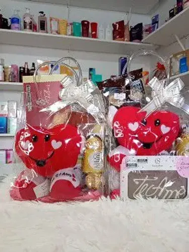 Dia dos namorados pelúcia de coração com chocolate 