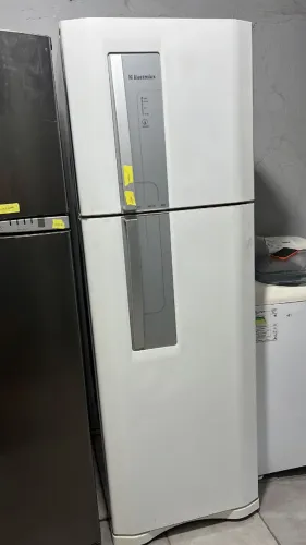 Geladeira Electrolux branca 