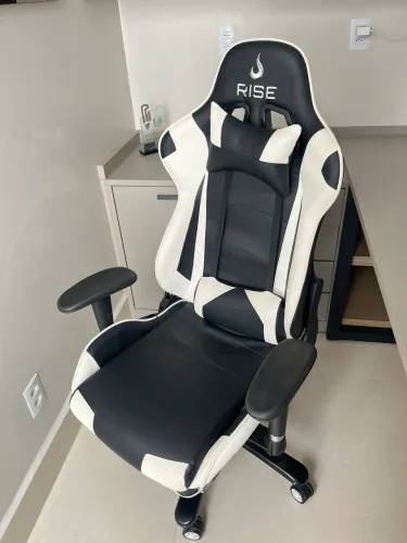 Cadeira Gamer nova sem detalhes, faz massagem nas costas, preta com branca.