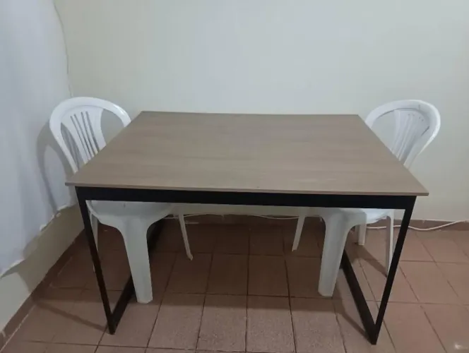 Conjunto Mesa Estilo Industrial + 2 Cadeiras de Plástico - R$ 250,00