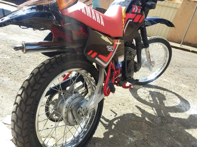 VENDE SE YAMAHA DT 180