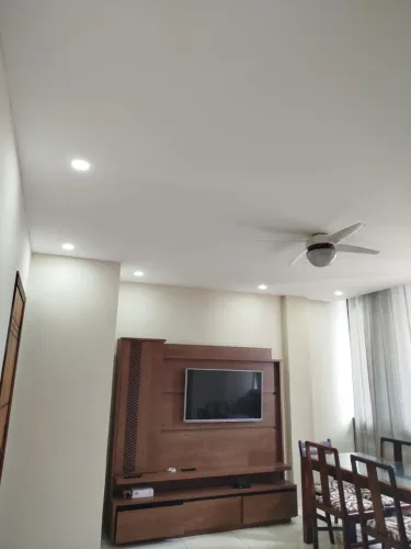 VENDO ESSE BELÍSSIMO APARTAMENTO  NA PRAINHA EM ARRAIAL DO CABO (PRÉDIO  DE FRENTE AO NAR)