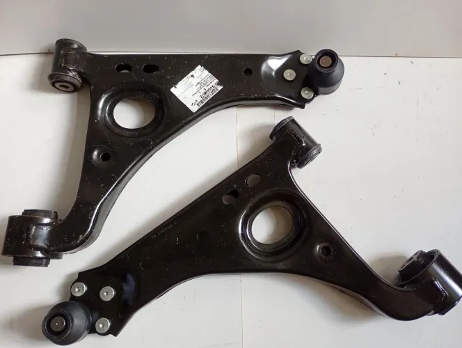 Bandeja Suspensão Tracker 2015 a 2019 Original GM Par Completo