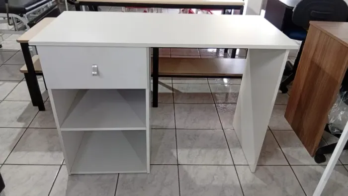 Mesa branca em promoção