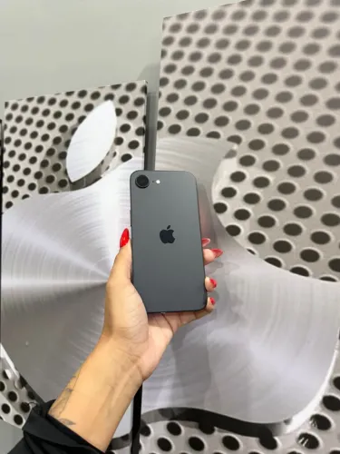 iPhone 16e 128GB - seminovo ( pouco uso bateria 100%