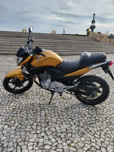 Vendo CB 300R muito bem cuidada.