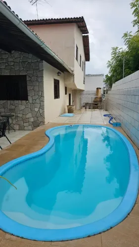 Casa Duplex, com 5 quartos, sendo 4 suítes, 8 vagas cobertas, aceita proposta a vista.