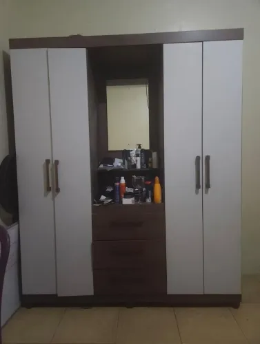 Guarda-roupa 4 portas 3 gavetas e espelho 