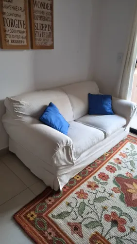 Sofá 2 Lugares 1,60m com Capa Branca Lavável + 2 Almofadas de Brinde