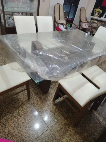Mesa de madeira com 6 cadeiras com buffet